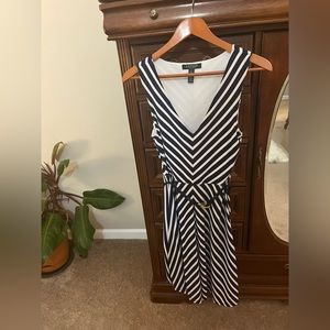 Beautiful V-neck Lauren Ralph Lauren petite small V-neck sleeveless dress.